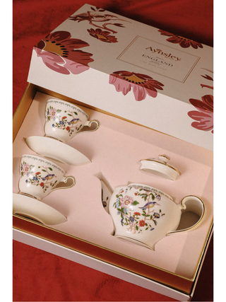 English Tea Tradition 🕊️ Where Birds Bring Happiness